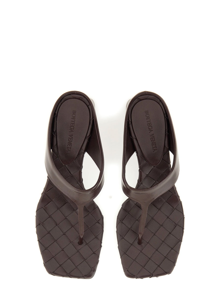 BOTTEGA VENETA Elegant Leather Thong Sandal