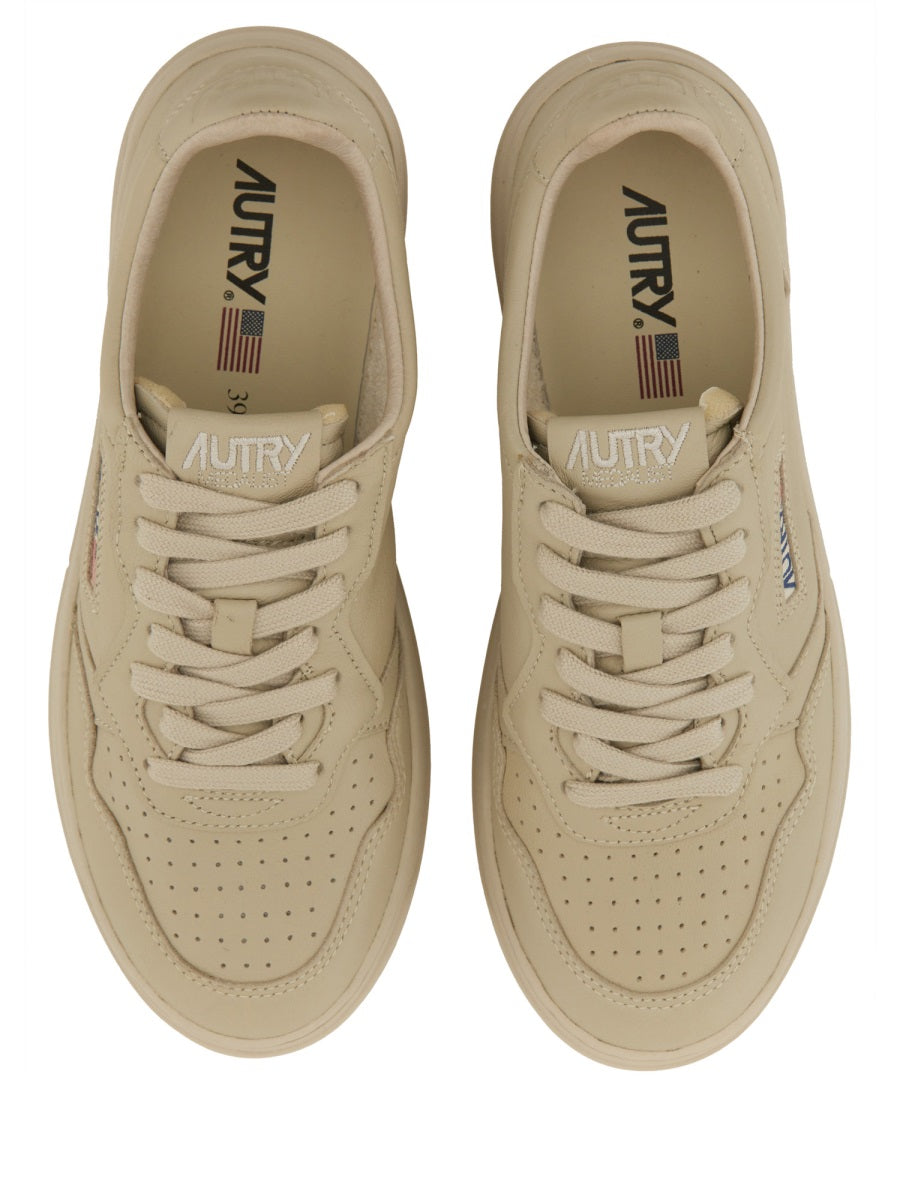 AUTRY Women's Medalist Low Sneakers - 100% Goat Leather