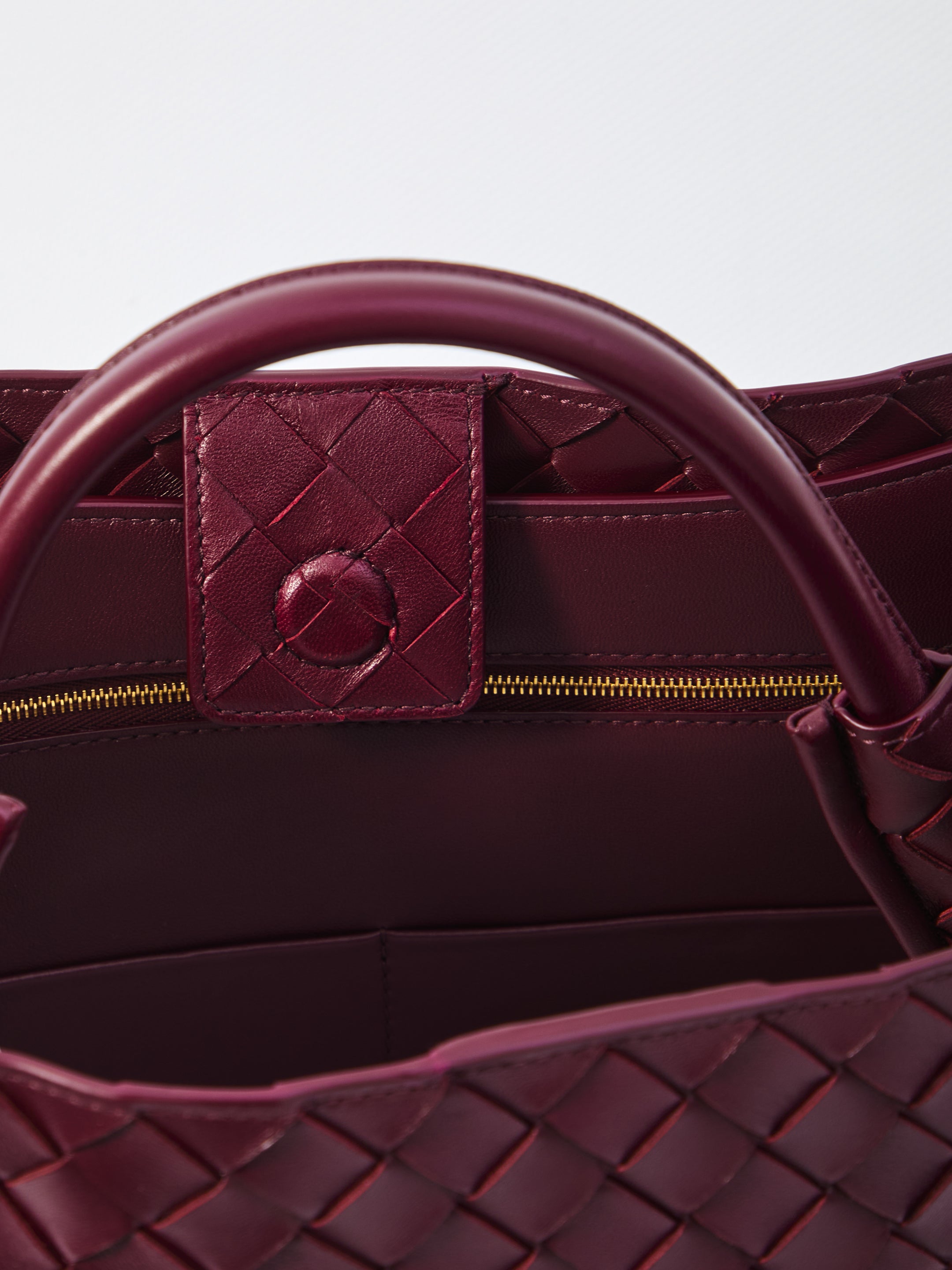 BOTTEGA VENETA Andiamo Medium Handbag - 32.5cm x 24cm x 12cm