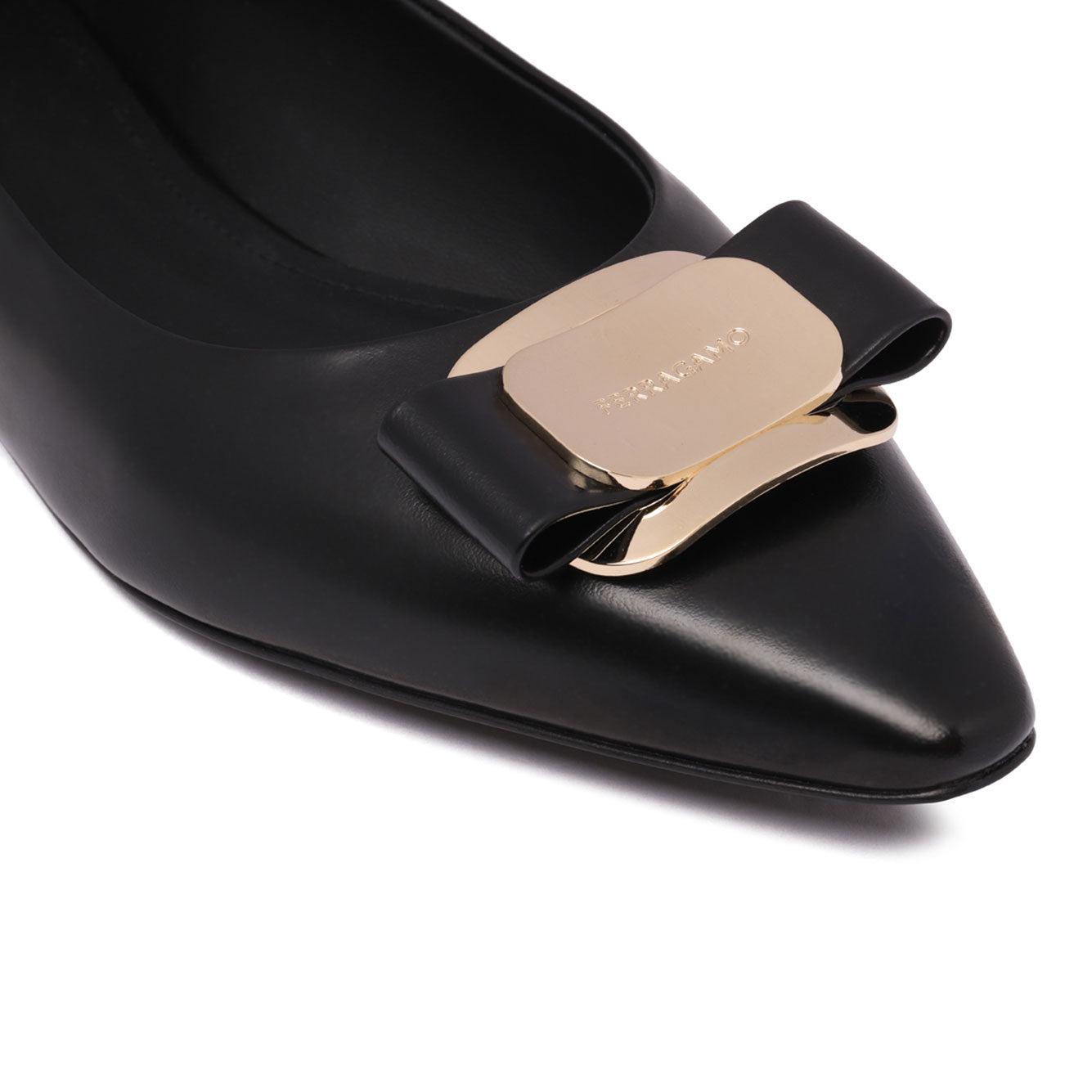 Ferragamo Elegant Leather Flat Shoes for Women