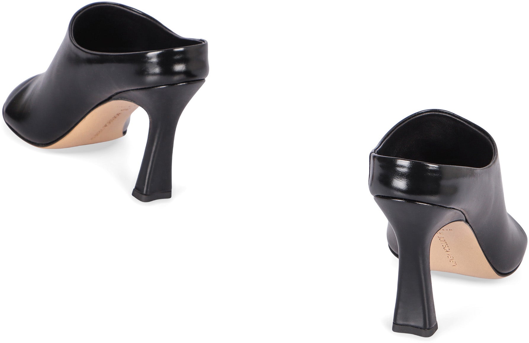 BOTTEGA VENETA Almond Shaped Toe Leather Flat Sandals for Women