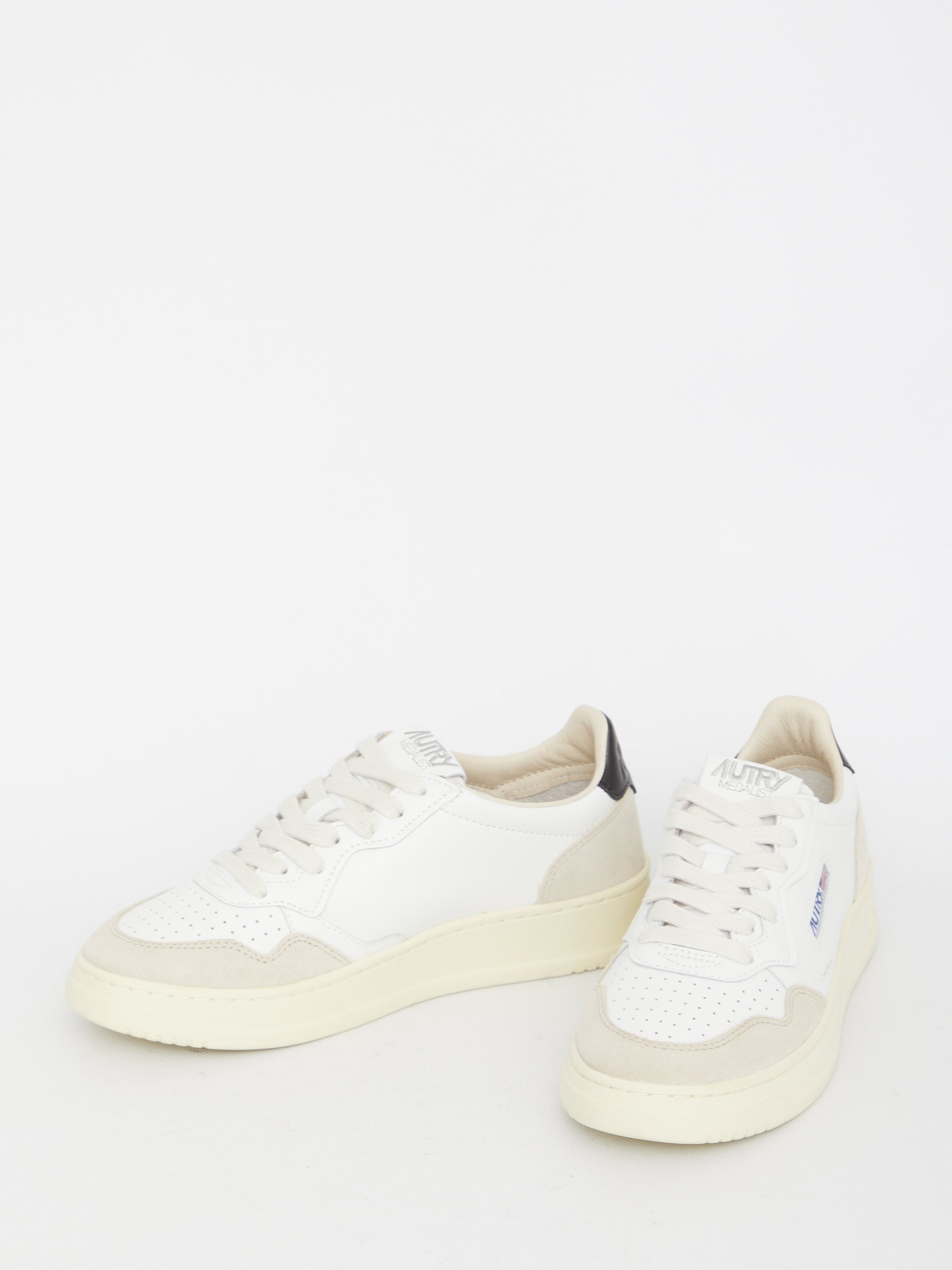 AUTRY Low-Top Medalist Sneaker with Dust Handbag