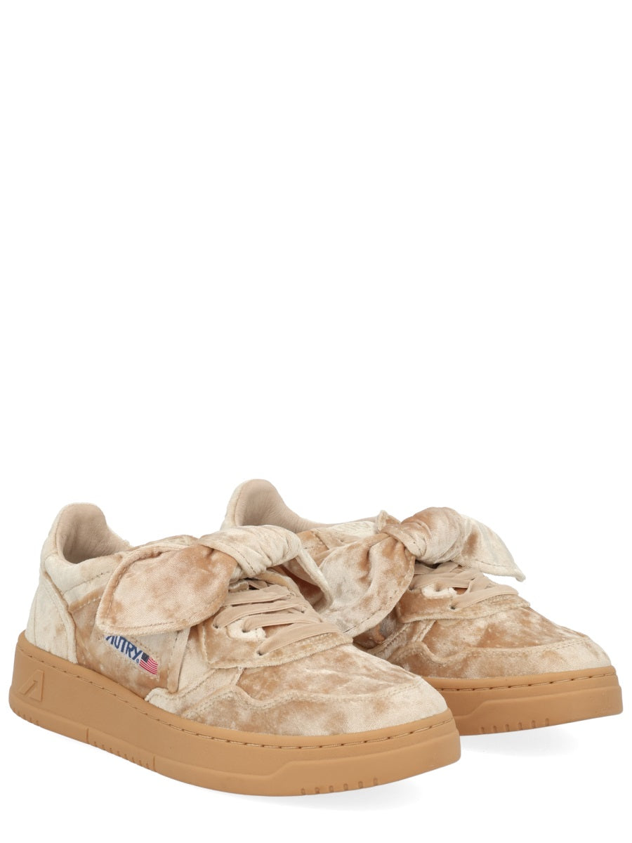 AUTRY Low-Top Velvet Sneaker with Decorative Bow