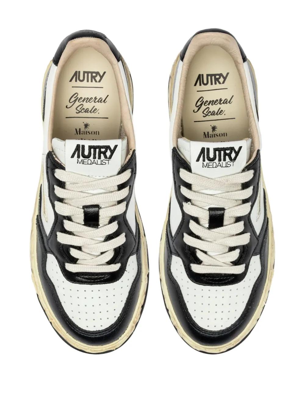 AUTRY Stylish Low-Top Sneakers for Women