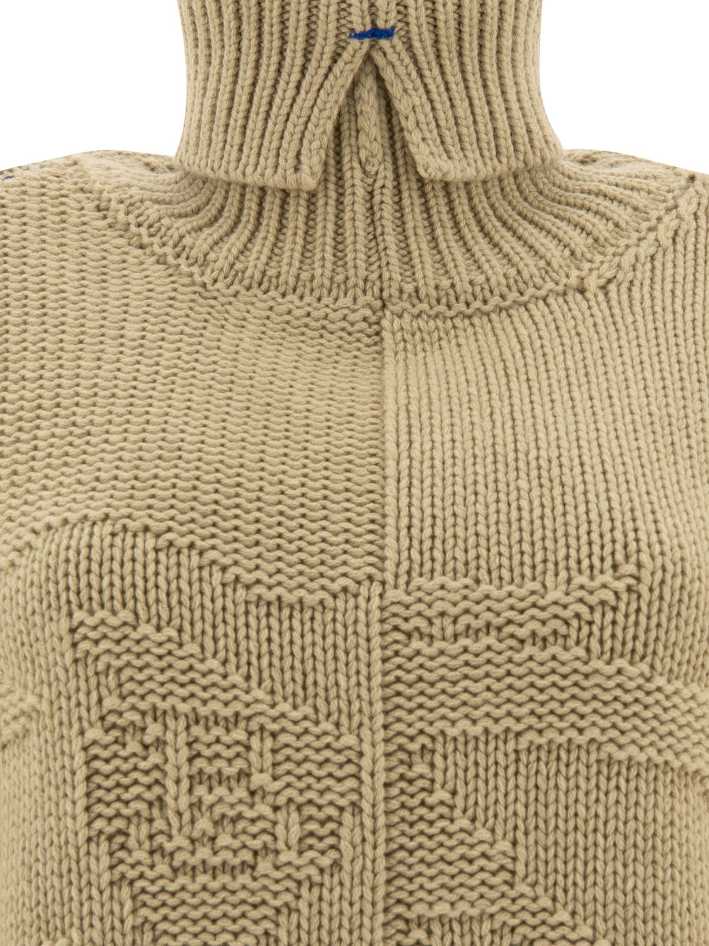 BURBERRY Cashmere Sweater with Equestrian Knight Design - Oversized Fit