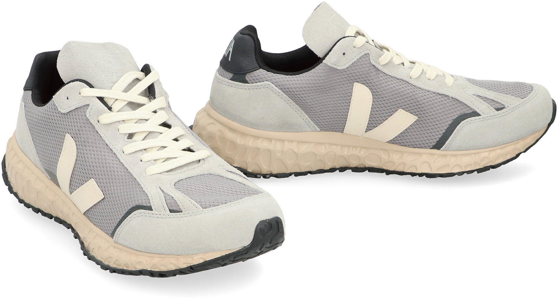 VEJA Men's Modern Running Sneaker