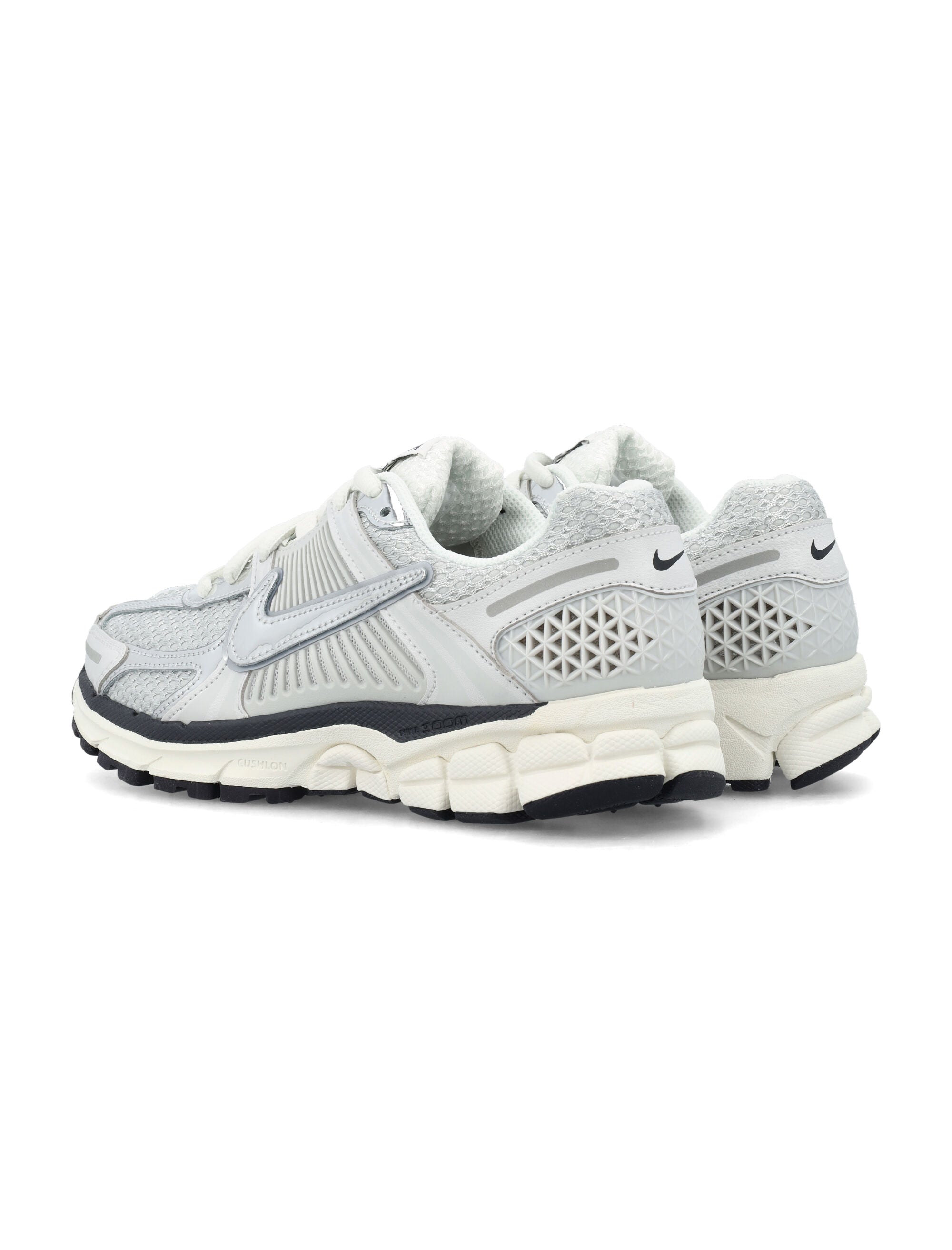 NIKE Women's Low-Top Zoom Vomero 5 Sneaker