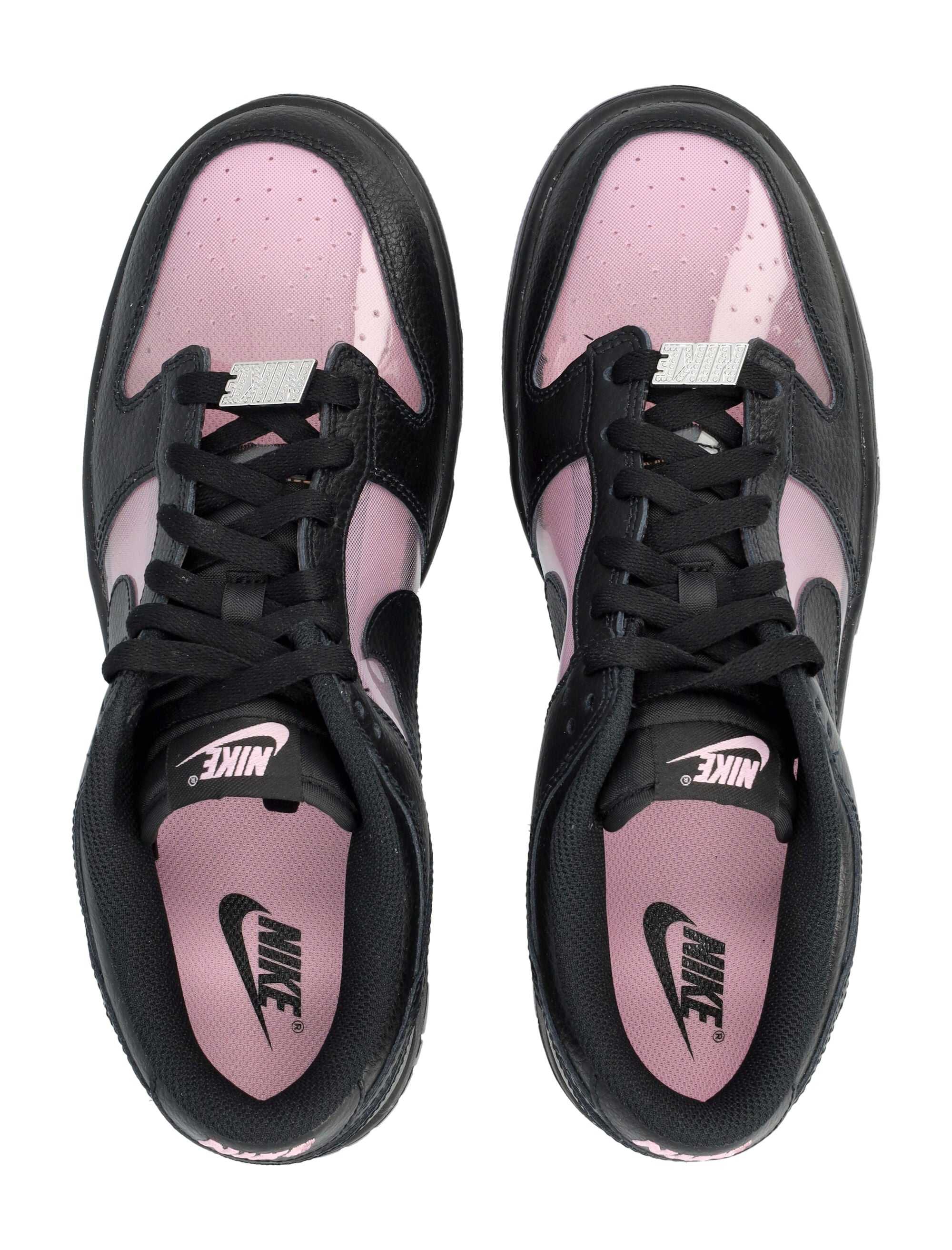 NIKE Low Top Sneaker with Vibrant Accents