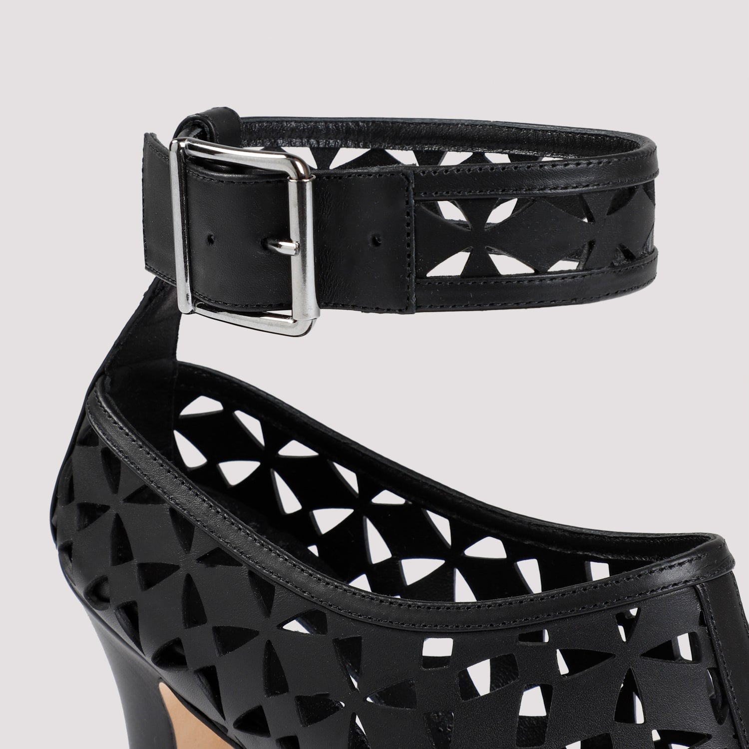 MANOLO BLAHNIK Elegant Ankle Strap Sandals with 10.5cm Heel