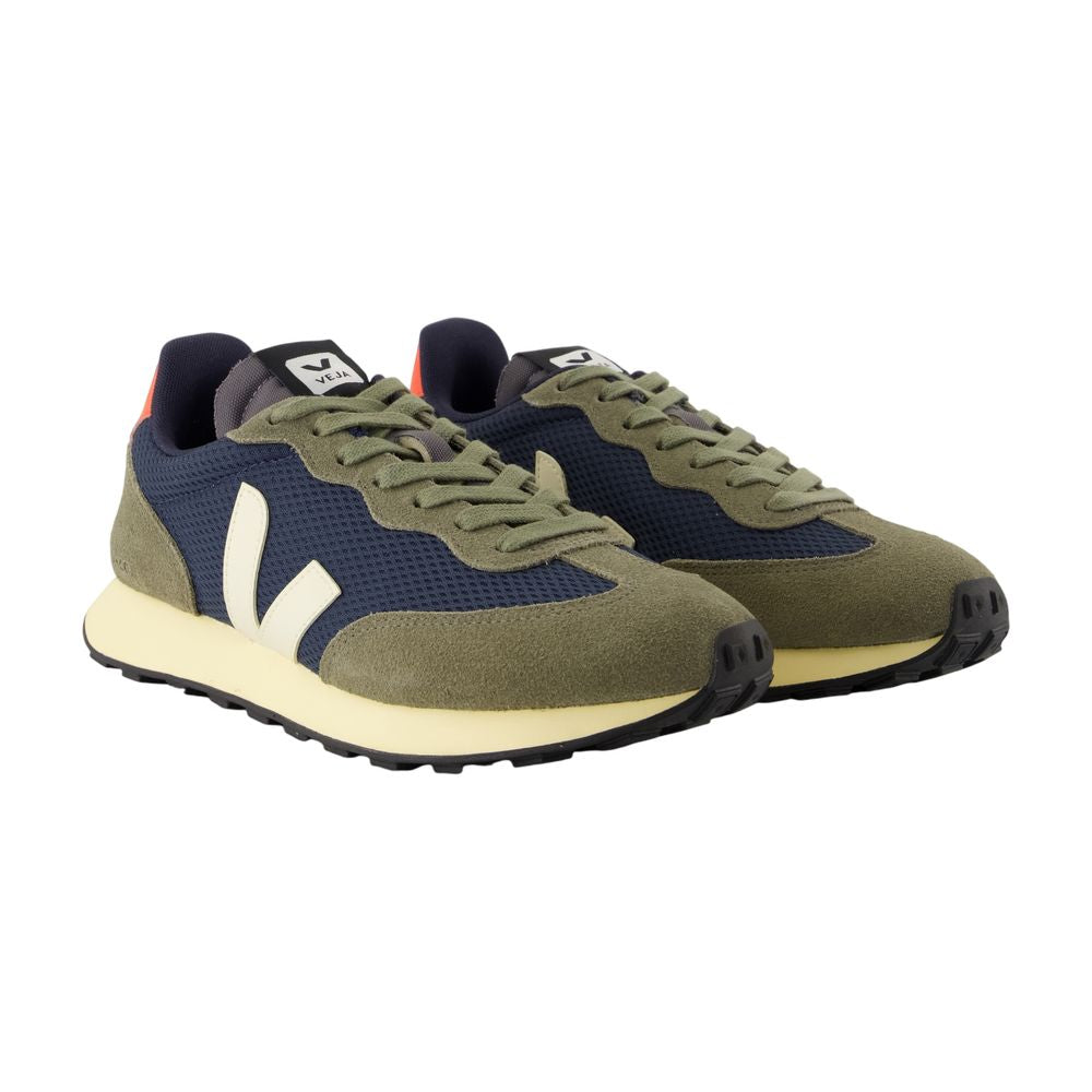 VEJA Men's Minimalist Sneaker