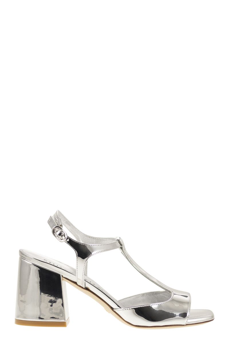 STUART WEITZMAN Minimalist Flareblock 85 T-Sandal