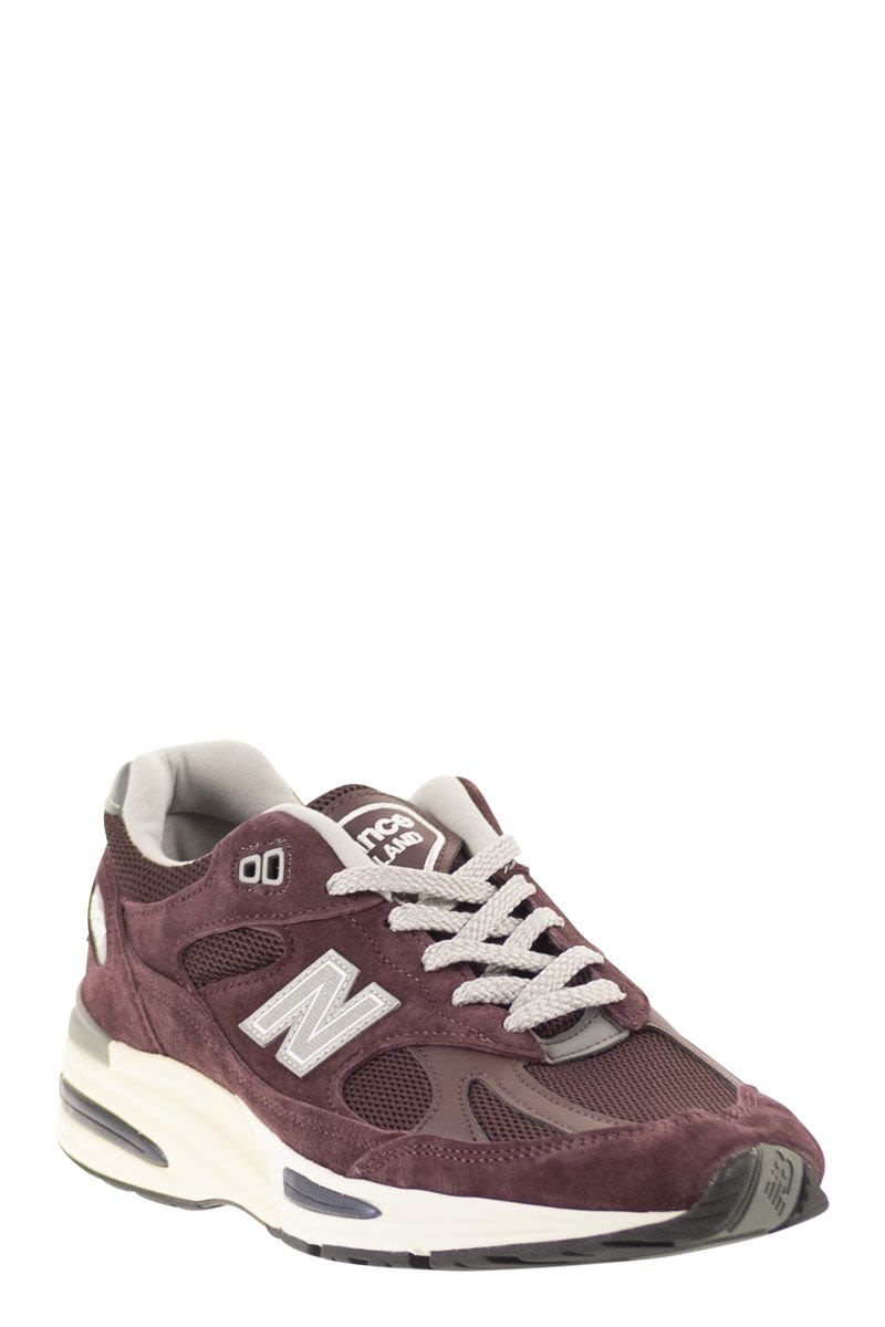 NEW BALANCE 991V2 Unisex Sneaker - Modern Classic