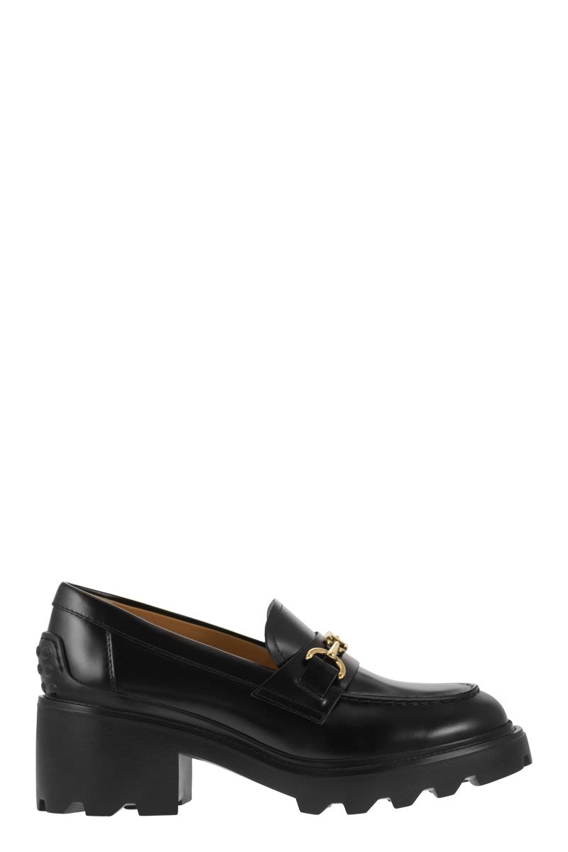 TOD'S Premium Leather Moccasin with Personalized Chain Accessory and Rubber Heel