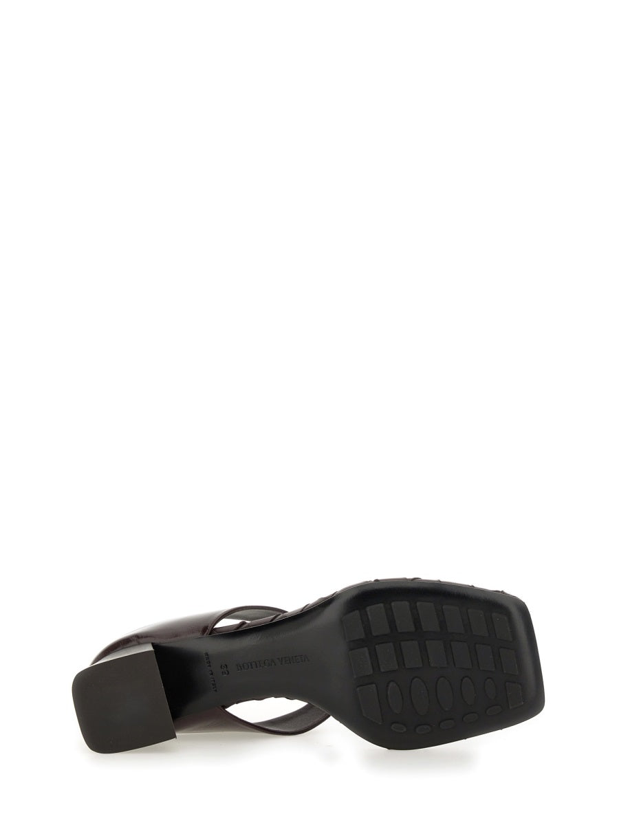 BOTTEGA VENETA Elegant Leather Thong Sandal