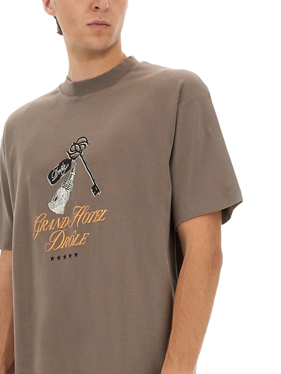 DRÔLE DE MONSIEUR Grand Hotel Print T-Shirt - Size L