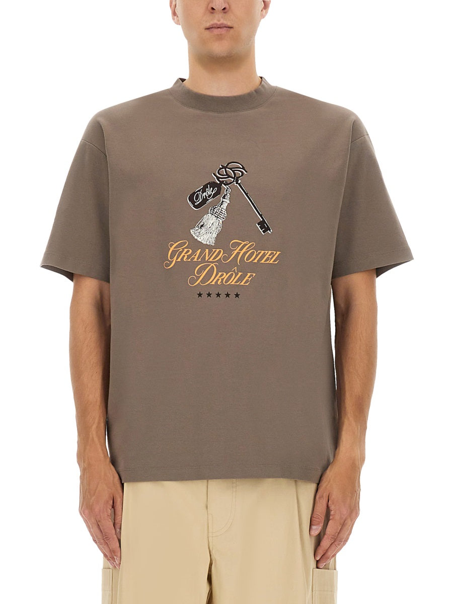 DRÔLE DE MONSIEUR Grand Hotel Print T-Shirt - Size L