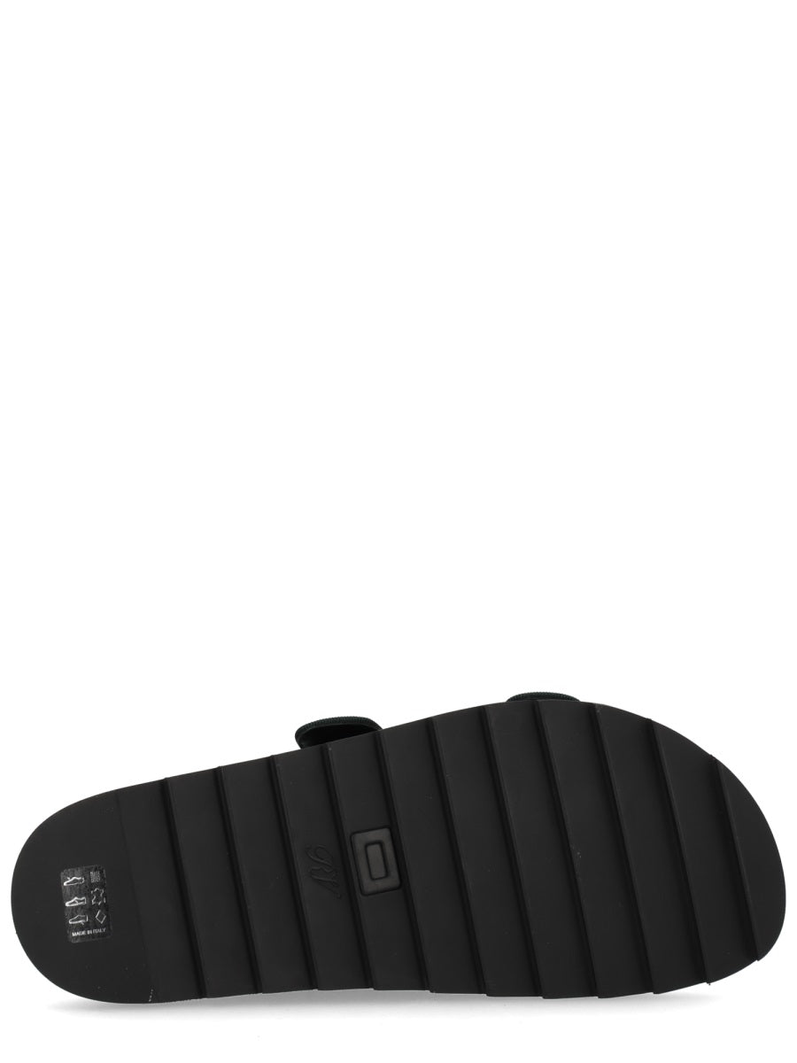 ROGER VIVIER Elegant Flats for Spring/Summer 2026