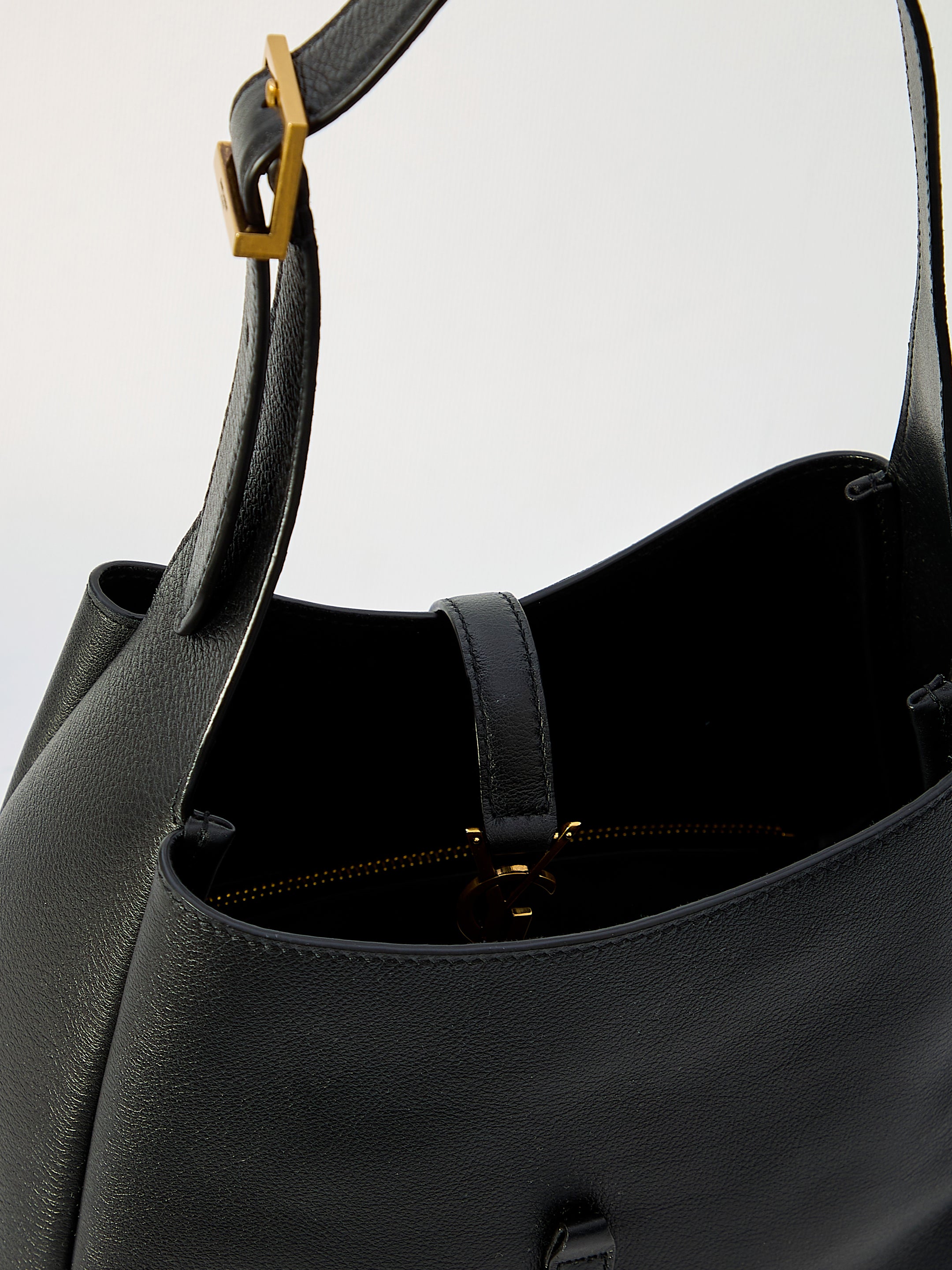 SAINT LAURENT Elegant Shoulder Handbag