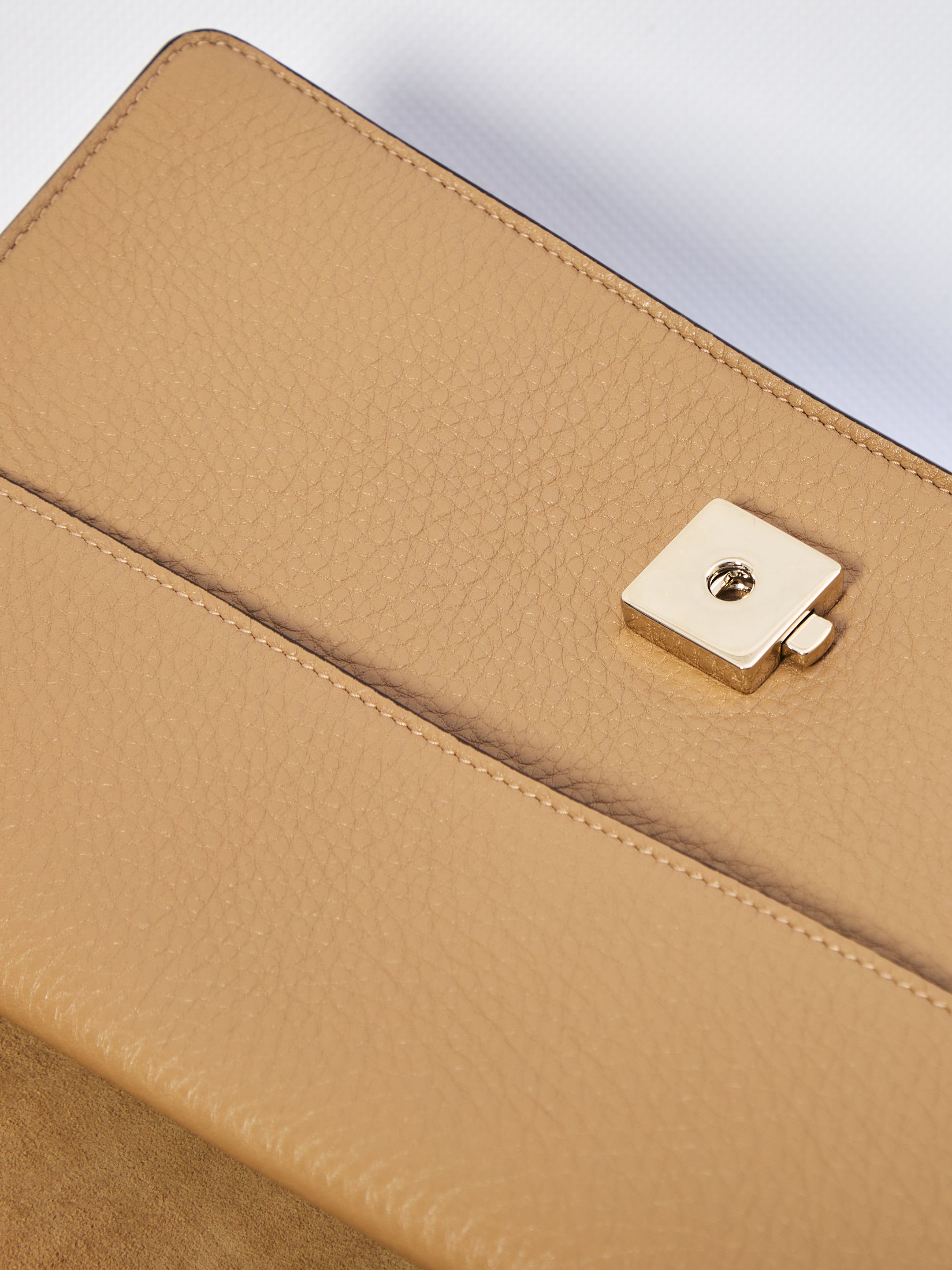 GUCCI Women's Leather Handbag - Stylish and Chic