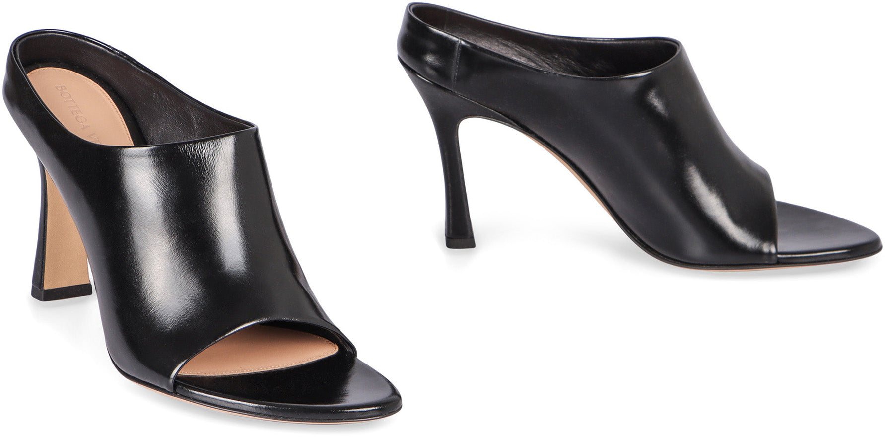 BOTTEGA VENETA Almond Shaped Toe Leather Flat Sandals for Women