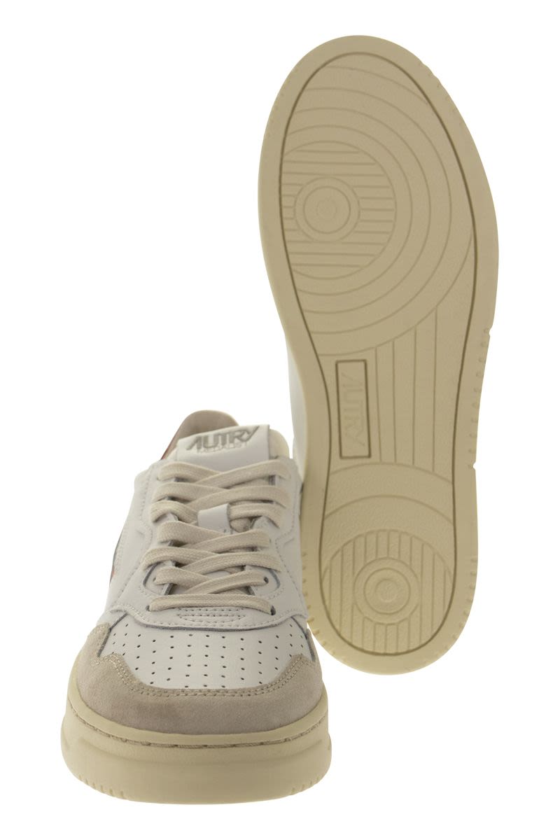 AUTRY Vintage-Inspired Low-Top Sneakers for Men - 2.5-3.5 cm Sole Height