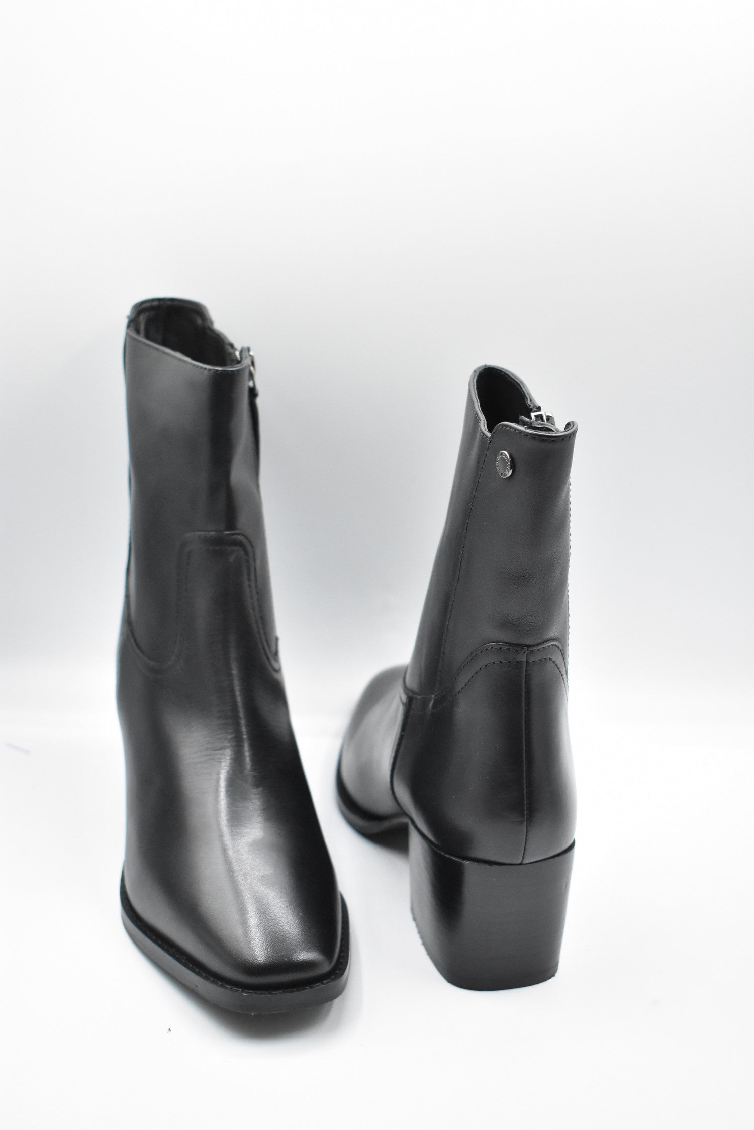 JANET & JANET Elegant Low Lace Shoes for Women - FW25