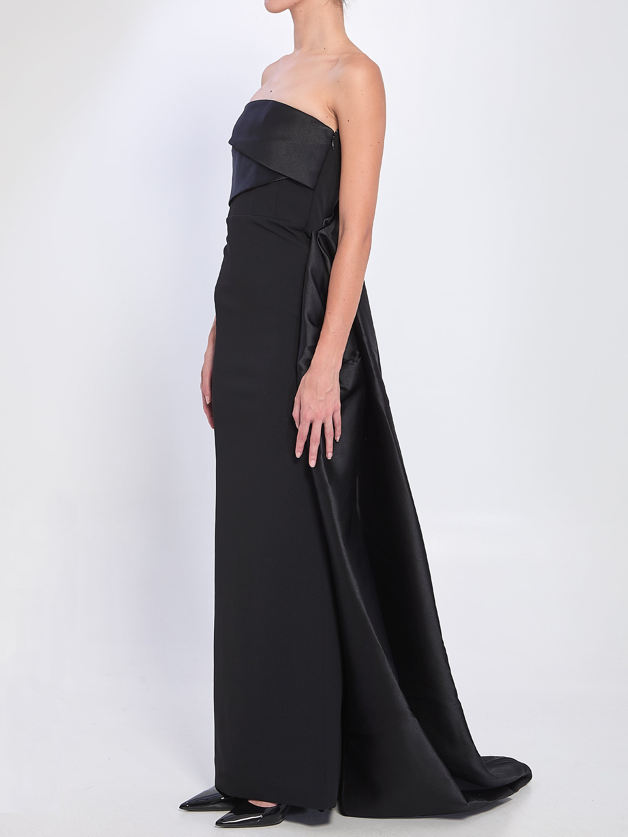 SOLACE LONDON Elegant Maxi Dress with Pleated Bodice and Train