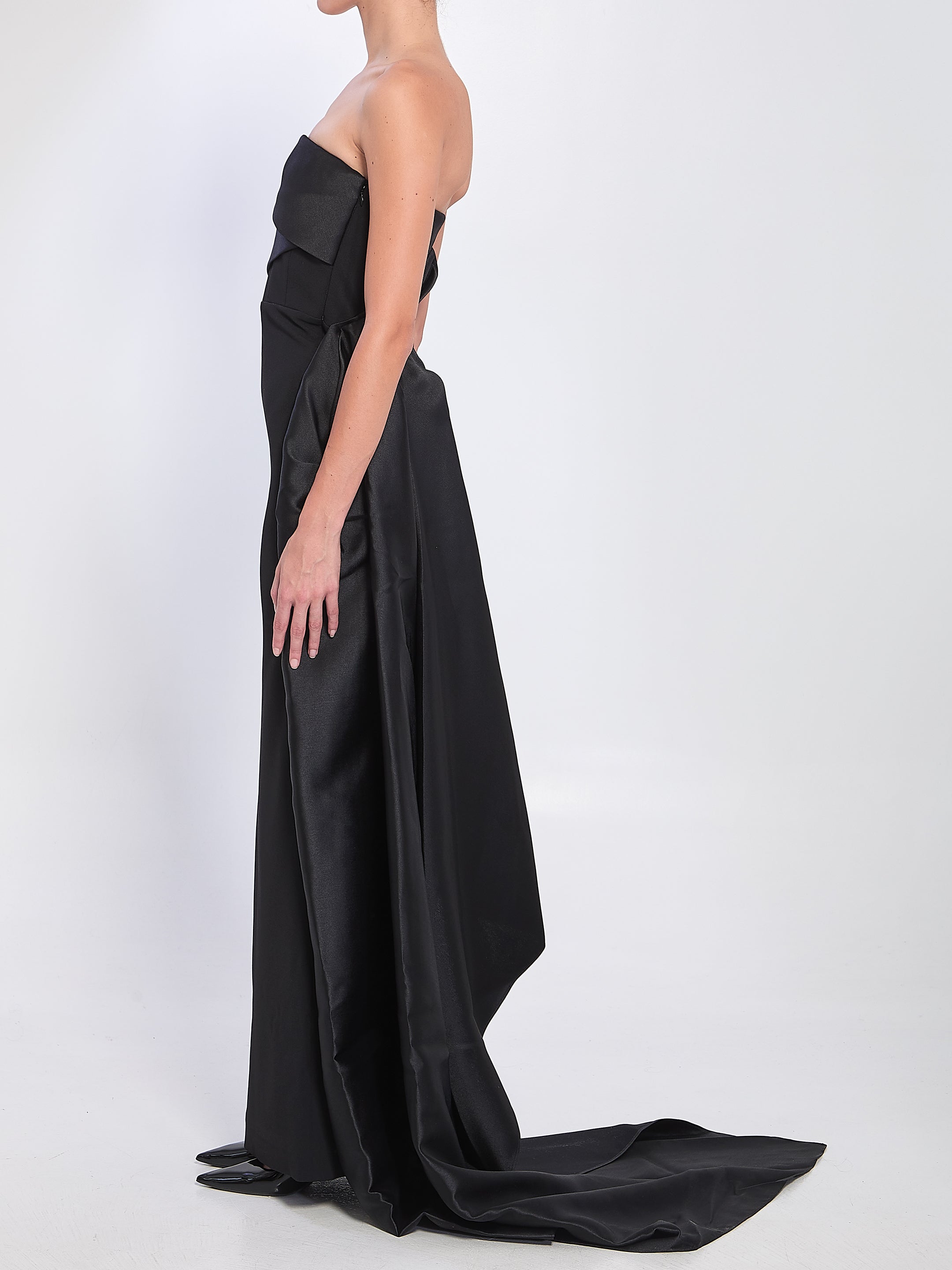 SOLACE LONDON Elegant Maxi Dress with Pleated Bodice and Train