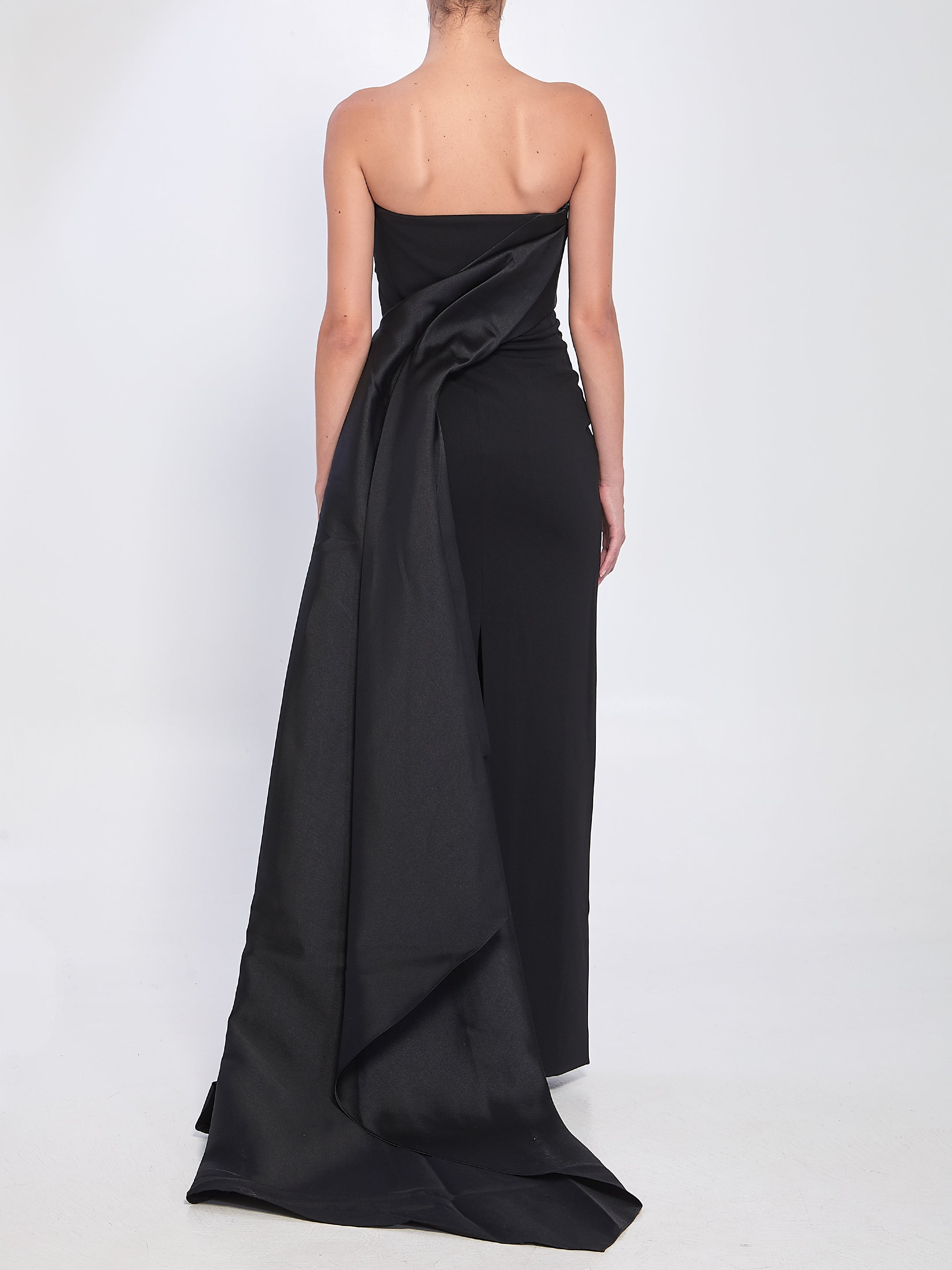 SOLACE LONDON Elegant Maxi Dress with Pleated Bodice and Train