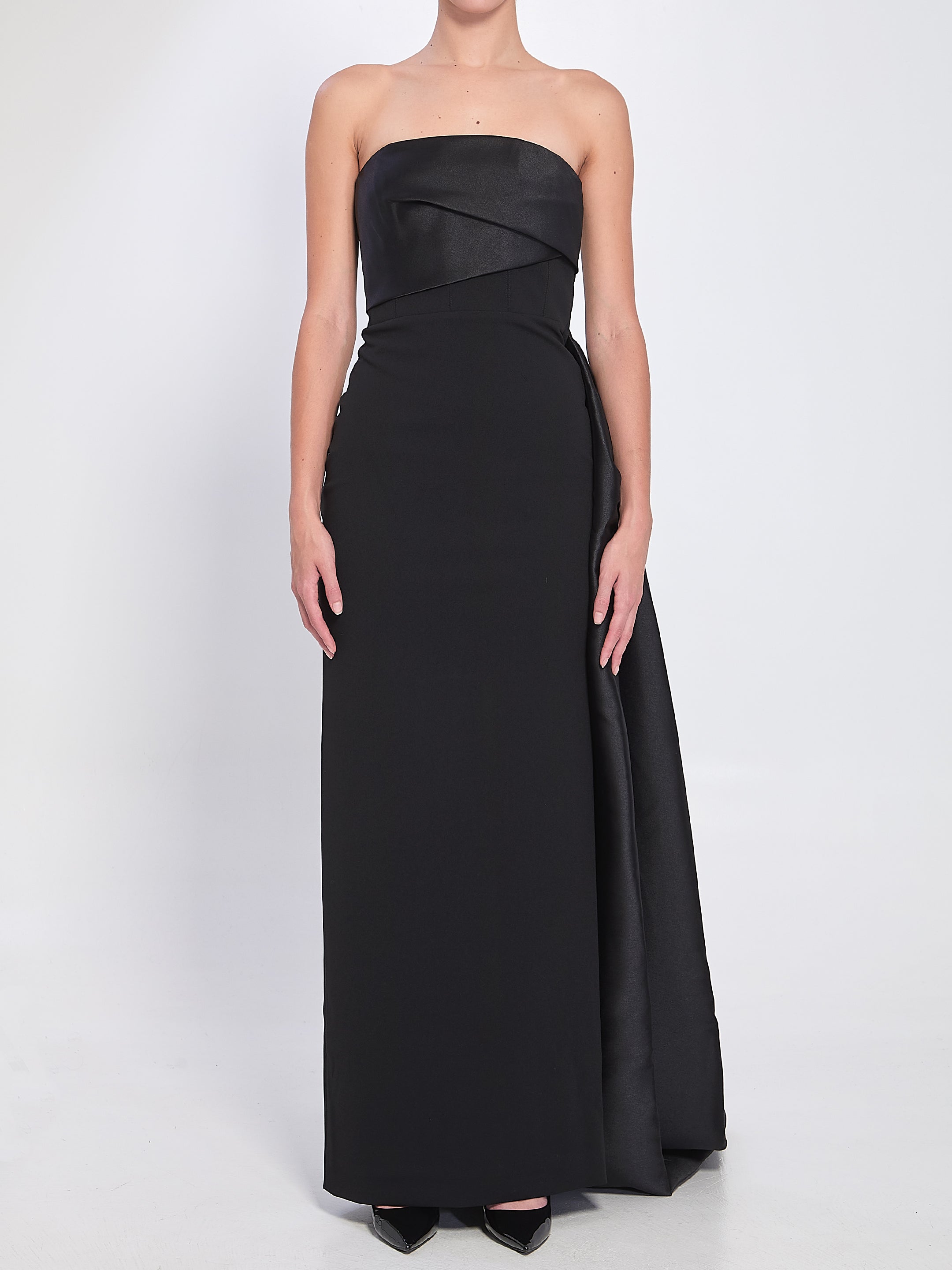 SOLACE LONDON Elegant Maxi Dress with Pleated Bodice and Train