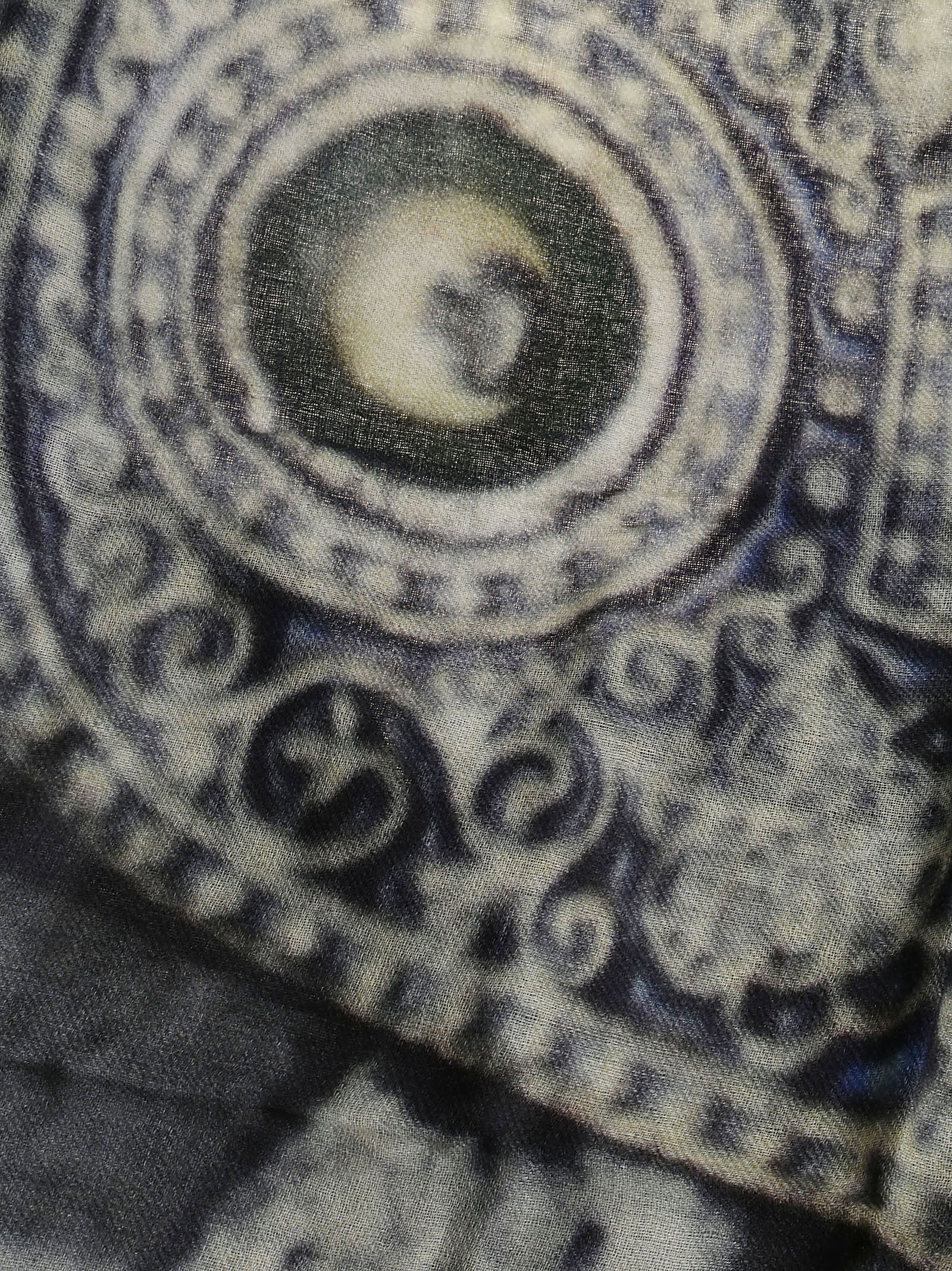 TALKING WALLS Exquisite Wool Scarf