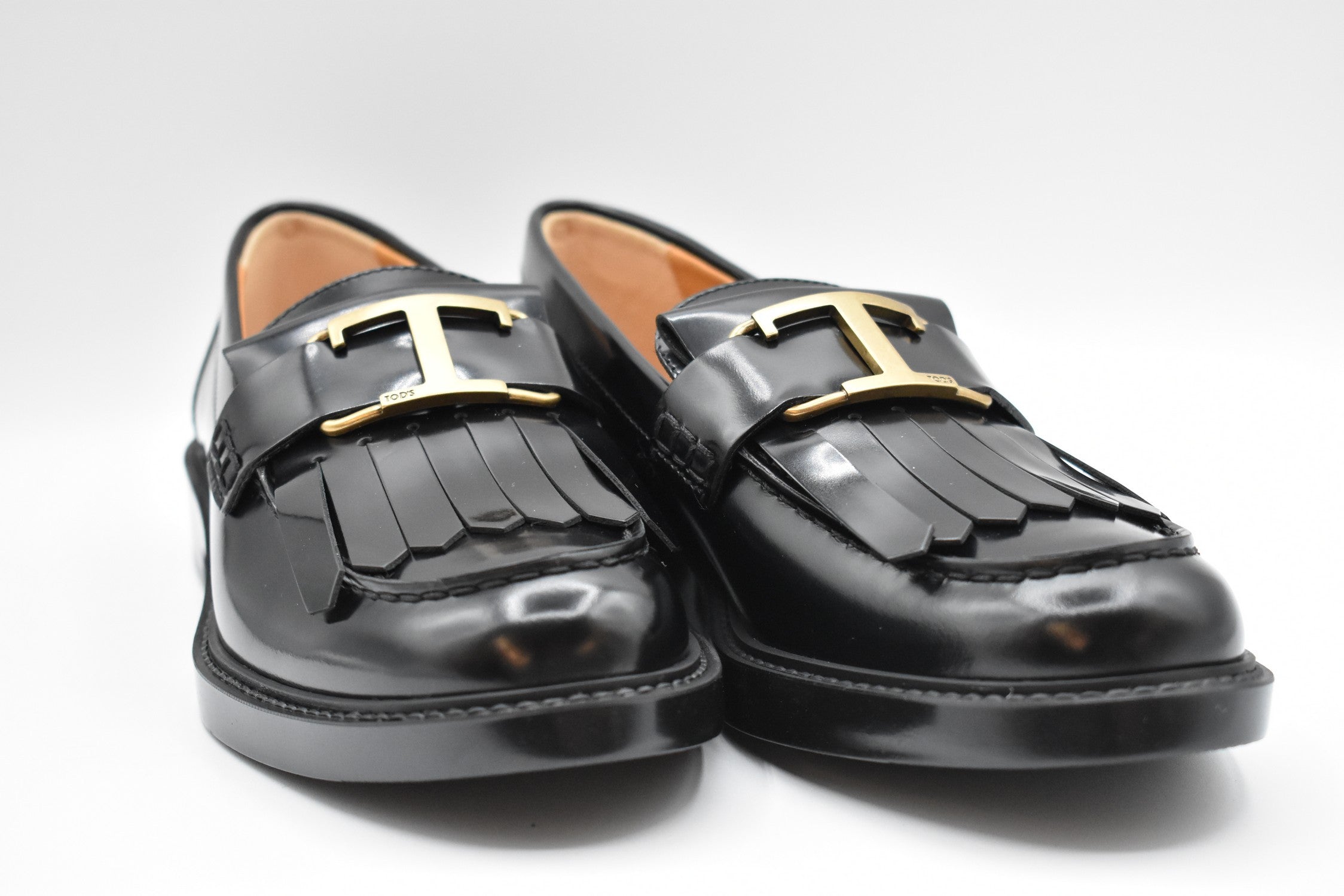 TOD'S Elevate Your Style with Chic Flat Shoes