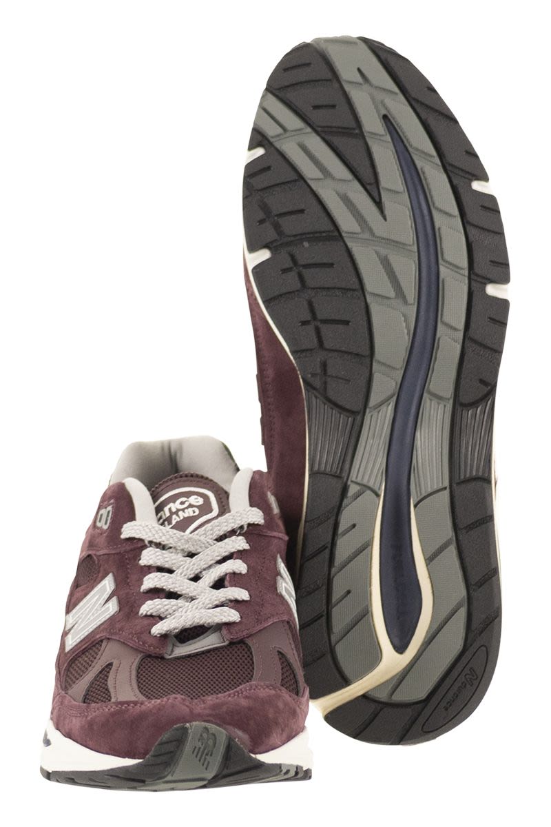 NEW BALANCE 991V2 Unisex Sneaker - Modern Classic