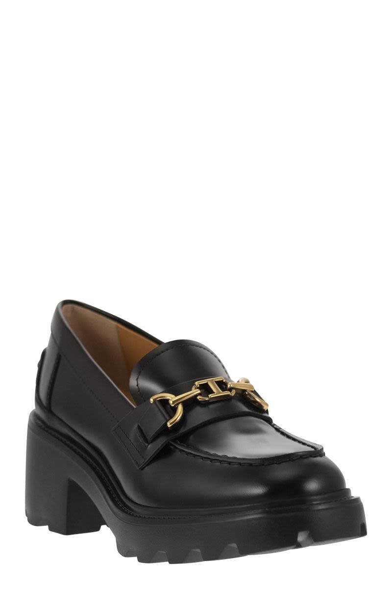 TOD'S Premium Leather Moccasin with Personalized Chain Accessory and Rubber Heel