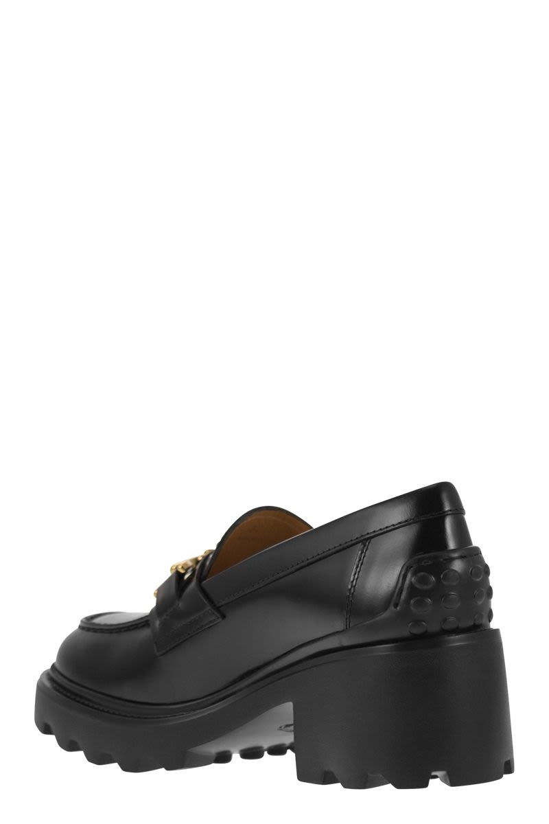 TOD'S Premium Leather Moccasin with Personalized Chain Accessory and Rubber Heel