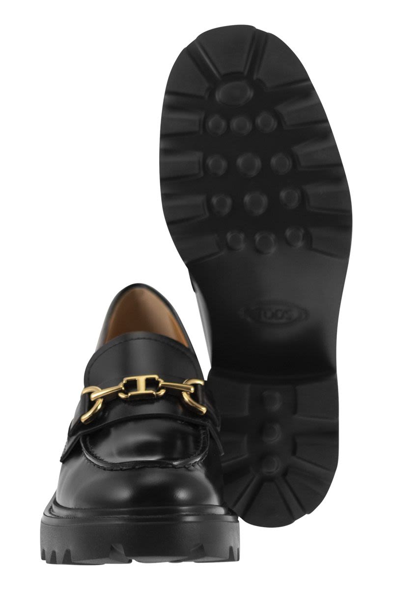 TOD'S Premium Leather Moccasin with Personalized Chain Accessory and Rubber Heel